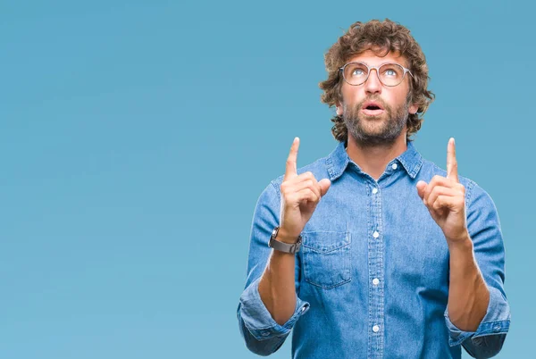 Handsome Hispanic Model Man Wearing Glasses Isolated Background Amazed Surprised — Stock Photo, Image