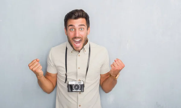 Guapo Joven Sobre Gris Pared Grunge Celebración Cámara Fotos Vintage — Foto de Stock