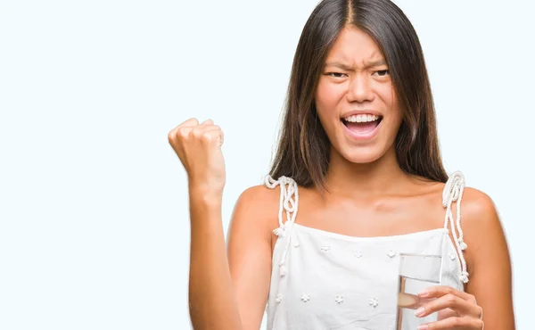 Junge Asiatin Trinkt Glas Wasser Über Isoliertem Hintergrund Schreit Stolz — Stockfoto