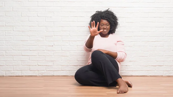Mujer Afroamericana Joven Sentada Suelo Casa Mostrando Señalando Con Los — Foto de Stock