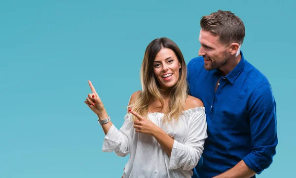 Pareja Joven Enamorada Sobre Fondo Aislado Sonriendo Mirando Cámara Apuntando —  Fotos de Stock