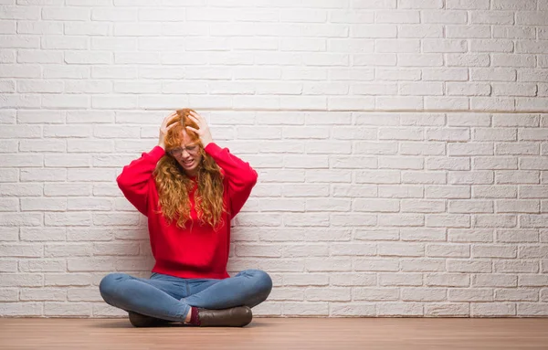 Junge Rothaarige Frau Sitzt Über Ziegelmauer Leiden Unter Kopfschmerzen Verzweifelt — Stockfoto
