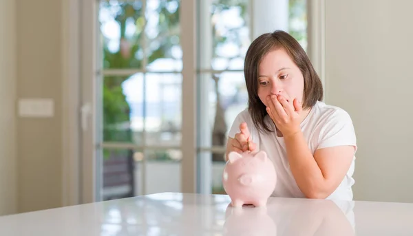 Syndroom Van Vrouw Thuis Houden Piggy Bank Dekking Mond Met — Stockfoto