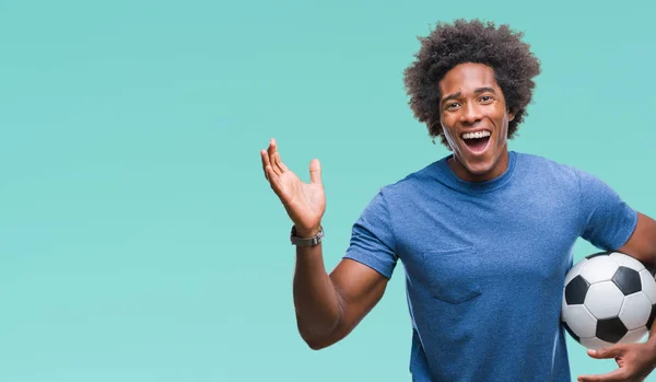 Hombre Afroamericano Sosteniendo Pelota Fútbol Sobre Fondo Aislado Muy Feliz —  Fotos de Stock