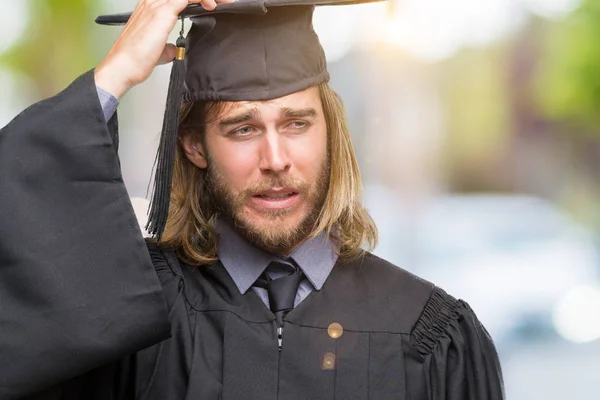 Joven Hombre Apuesto Graduado Con Pelo Largo Sobre Fondo Aislado —  Fotos de Stock