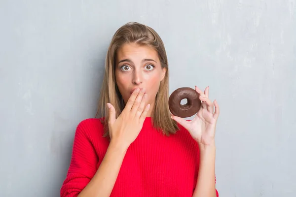 Hermosa Mujer Joven Sobre Pared Gris Grunge Comer Chocolate Rosquilla —  Fotos de Stock