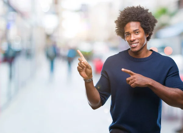 Hombre Afroamericano Sobre Fondo Aislado Sonriendo Mirando Cámara Apuntando Con —  Fotos de Stock