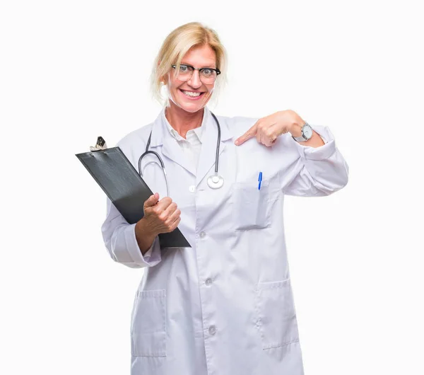 Edad Media Rubia Médico Mujer Sosteniendo Portapapeles Sobre Fondo Aislado —  Fotos de Stock