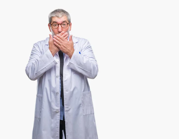 英俊的资深医生 科学家专业人士身穿白色大衣在孤立的背景下震惊地捂着嘴巴 误了手 秘密概念 — 图库照片