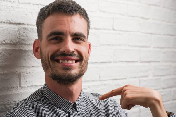 Giovane Uomo Adulto Piedi Sopra Muro Mattoni Bianchi Con Faccia — Foto Stock