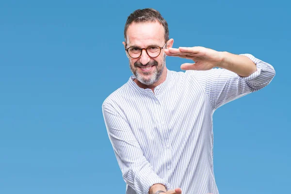 Medelåldern Hoary Senior Mannen Bär Glasögon Över Isolerade Bakgrund Gestikulerande — Stockfoto