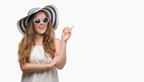 Mujer Rubia Joven Con Gafas Sol Sombrero Verano Muy Feliz — Foto de Stock
