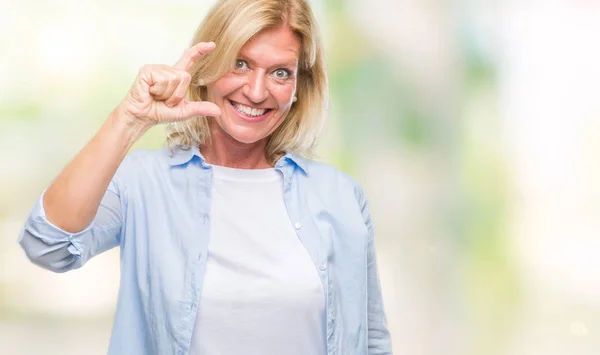 Mujer Rubia Mediana Edad Sobre Fondo Aislado Sonriente Seguro Gesto —  Fotos de Stock