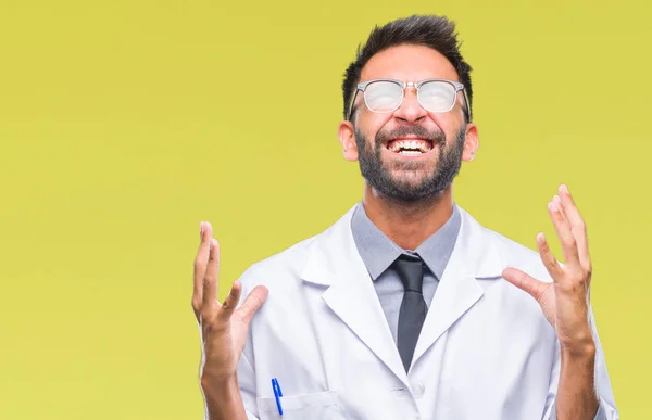 Científico Hispano Adulto Hombre Médico Con Una Bata Blanca Sobre —  Fotos de Stock