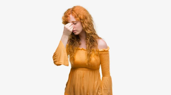 若い赤毛の女性が疲れて鼻 疲労や頭痛を感じて目をこするします ストレスと欲求不満のコンセプト — ストック写真