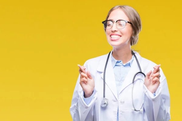 Piękna Młoda Blondynka Lekarz Kobieta Ubrana Uniform Medyczny Białym Tle — Zdjęcie stockowe