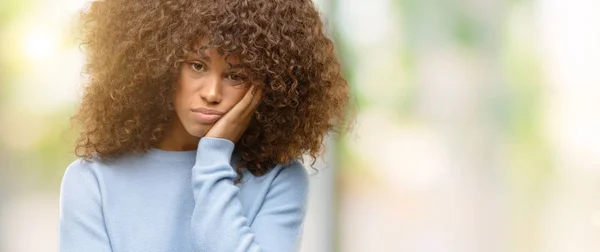 Mujer Afroamericana Usando Suéter Pensando Cansada Aburrida Con Problemas Depresión — Foto de Stock