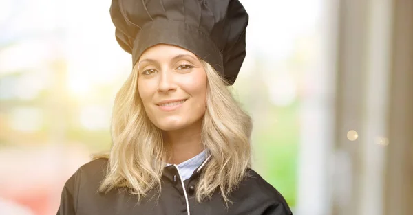 Vackra Cook Kvinna Kock Självsäker Och Glad Med Ett Stort — Stockfoto