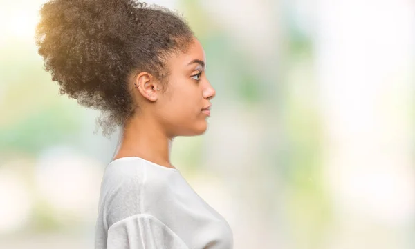 Młody Afro American Kobieta Białym Tle Patrząc Bok Zrelaksować Się — Zdjęcie stockowe