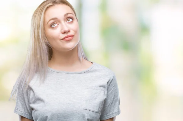 Jovem Loira Mulher Sobre Isolado Fundo Sorrindo Olhando Lado Olhando — Fotografia de Stock