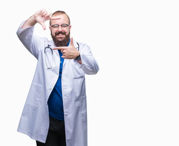 Jovem Homem Médico Caucasiano Vestindo Casaco Branco Médico Sobre Fundo — Fotografia de Stock