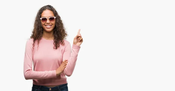 Schöne Junge Hispanische Frau Mit Sonnenbrille Und Einem Breiten Lächeln — Stockfoto