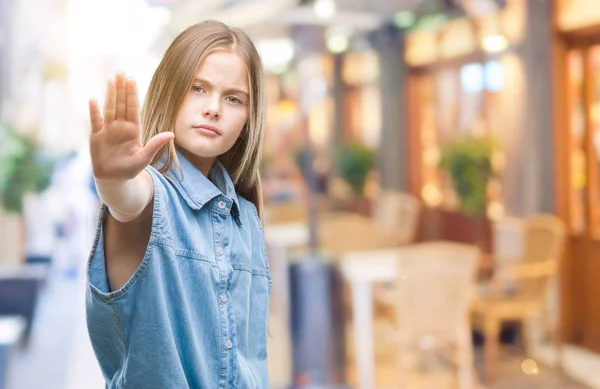 Giovane Bella Ragazza Sfondo Isolato Facendo Smettere Cantare Con Palmo — Foto Stock