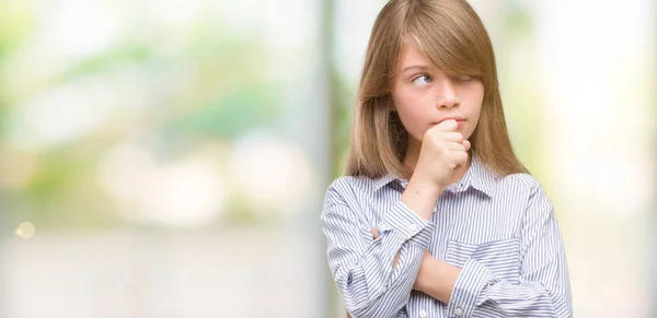 Giovane Bambino Biondo Con Camicia Blu Faccia Seria Pensando Alla — Foto Stock