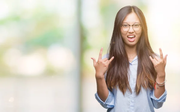 Jovem Mulher Negócios Asiática Vestindo Óculos Sobre Fundo Isolado Gritando — Fotografia de Stock