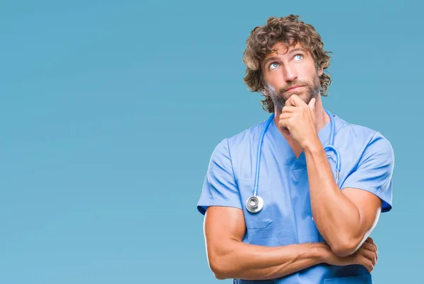 Guapo Cirujano Hispano Médico Sobre Fondo Aislado Con Mano Barbilla — Foto de Stock