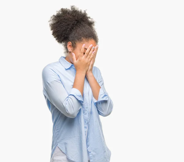 Mujer Afroamericana Joven Sobre Fondo Aislado Con Expresión Triste Cubriendo —  Fotos de Stock