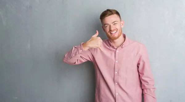 Young Redhead Man Grey Grunge Wall Wearing Pink Shirt Smiling — Stock Photo, Image