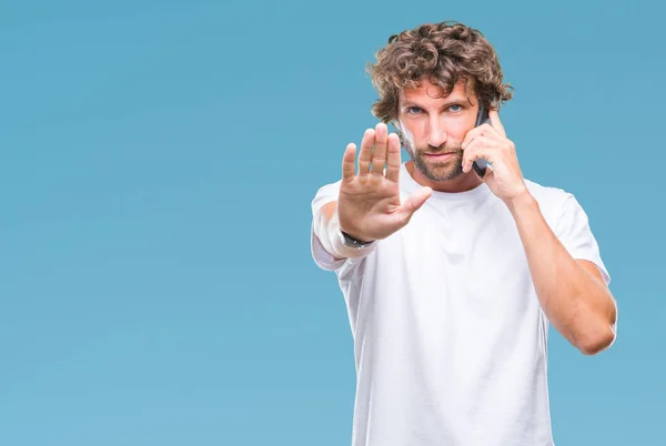 Modelo Hombre Hispano Guapo Hablando Teléfono Inteligente Sobre Fondo Aislado —  Fotos de Stock