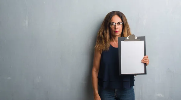 Middelbare Leeftijd Latino Vrouw Grijs Grunge Muur Klembord Met Een — Stockfoto