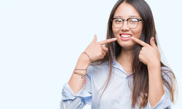 Jonge Aziatische Zakenvrouw Bril Geïsoleerde Achtergrond Glimlachend Vertrouwen Tonen Wijzen — Stockfoto