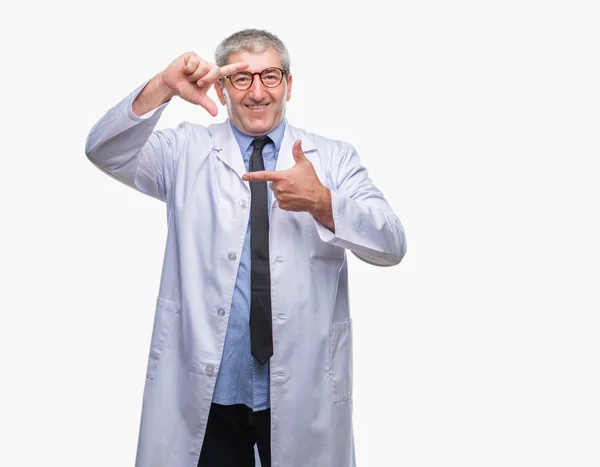 Yakışıklı Kıdemli Doktor Elle Yapma Çerçeve Parmakları Ile Mutlu Yüz — Stok fotoğraf
