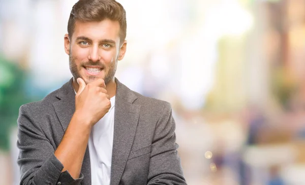 Joven Hombre Negocios Guapo Sobre Fondo Aislado Mirando Confiado Cámara — Foto de Stock