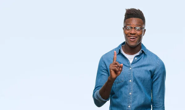 Joven Afroamericano Sobre Fondo Aislado Señalando Con Dedo Hacia Arriba — Foto de Stock