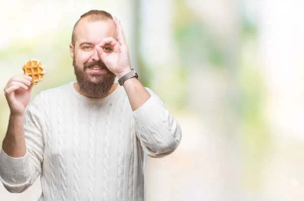 Jeune Homme Hipster Caucasien Mangeant Gaufre Sucrée Sur Fond Isolé — Photo