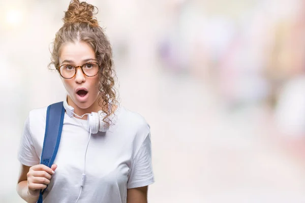 Jonge Brunette Student Meisje Dragen Rugzak Koptelefoon Geïsoleerde Achtergrond Bang — Stockfoto