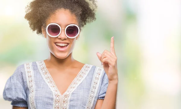 Joven Mujer Afroamericana Con Gafas Sobre Fondo Aislado Apuntando Con — Foto de Stock