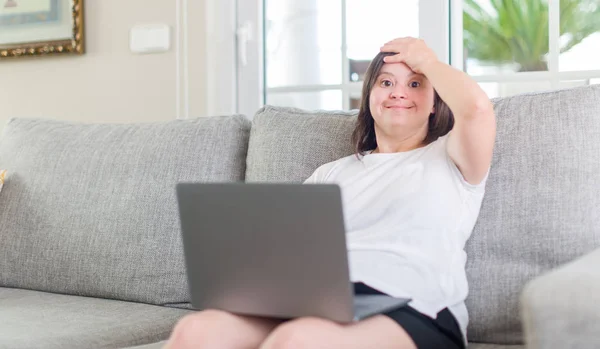 Mulher Síndrome Casa Usando Laptop Computador Estressado Com Mão Cabeça — Fotografia de Stock