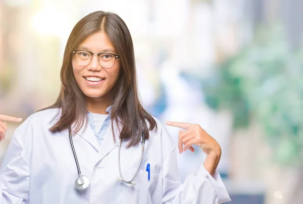 Jovem Asiático Médico Mulher Sobre Isolado Fundo Olhando Confiante Com — Fotografia de Stock