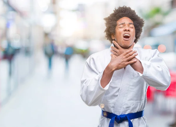 Homem Afro Americano Vestindo Kimono Karatê Sobre Fundo Isolado Gritando — Fotografia de Stock