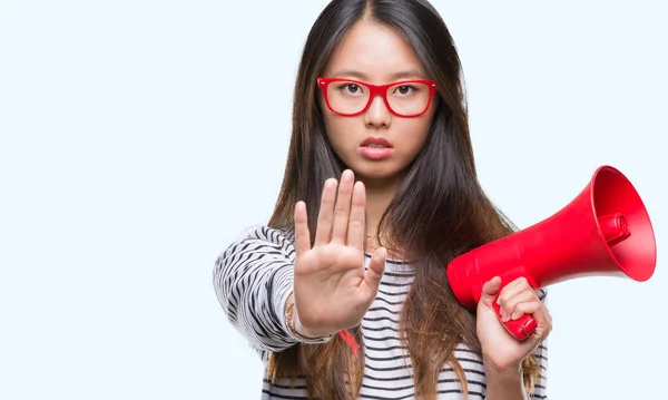 Młoda Kobieta Azjatyckich Trzymając Megafon Białym Tle Otwartej Dłoni Robi — Zdjęcie stockowe