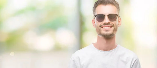 Young Tattooed Adult Man Wearing Sunglasses Happy Face Standing Smiling — Stock Photo, Image