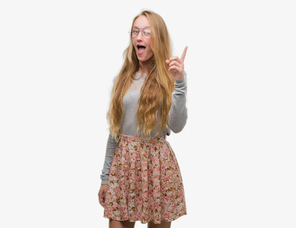 Blonde Teenagerin Blumenrock Zeigt Mit Erhobenem Zeigefinger Auf Erfolgreiche Idee — Stockfoto