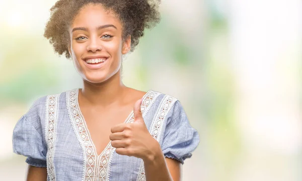 Unga Afro Amerikansk Kvinna Över Isolerade Bakgrund Gör Glad Tummen — Stockfoto