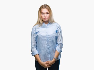 Yüzünde ciddi bir ifade ile izole arka plan üzerinde beyaz genç iş kadını. Basit ve doğal kameraya bakıyor.