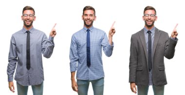 Kameraya bakarak yan el ve parmak ile işaret eden genç iş İspanyol adam izole arka yüzünde kocaman bir gülümseme ile kolaj.